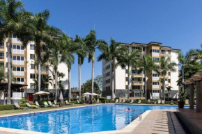 Near the Beach! Lovely 3-bedroom condo with pool
